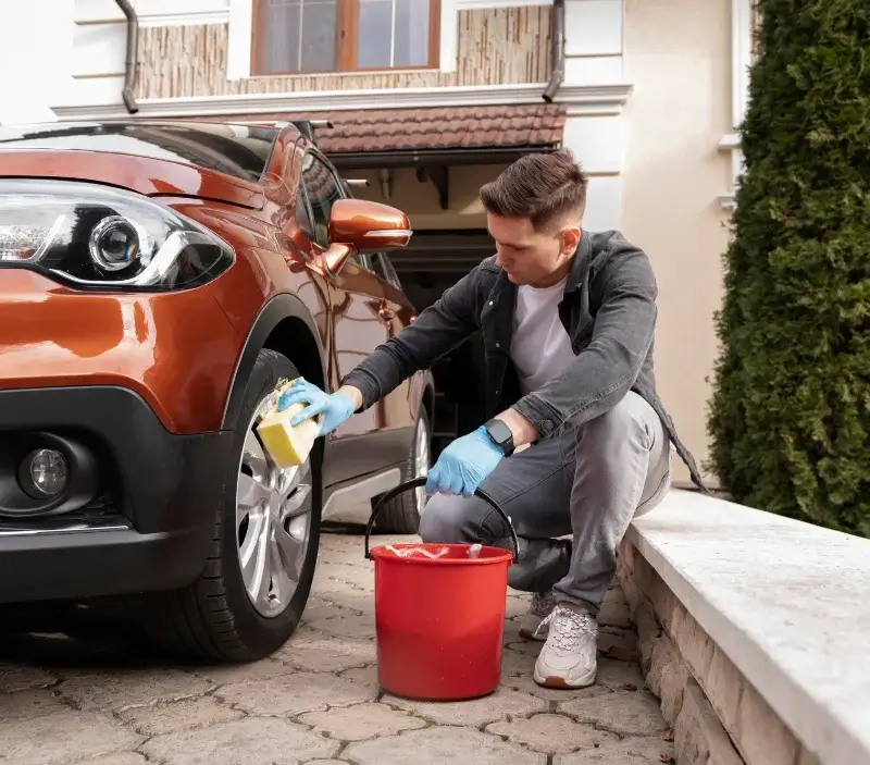 Lavage auto à domicile Antibes : professionnel intervenant sur un véhicule